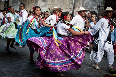   De Guelaguetza: Een Explosie van Kleur en Cultuur in Oaxaca, dankzij de Toewijding van Valerio Herrer